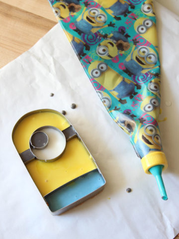 finished minion sugar cookie