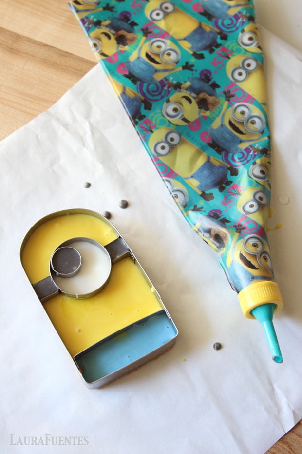 finished minion sugar cookie