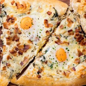 bacon and egg breakfast pizza slices