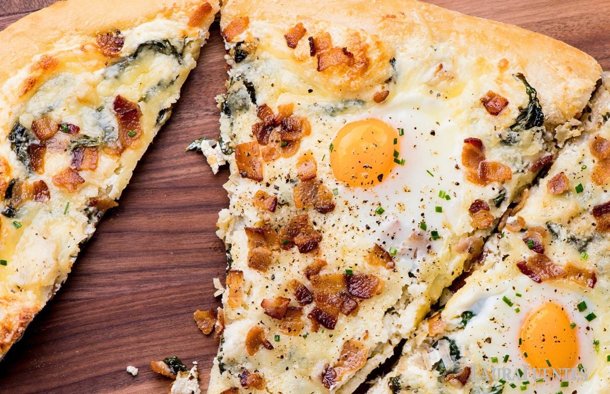 bacon and egg breakfast pizza slices