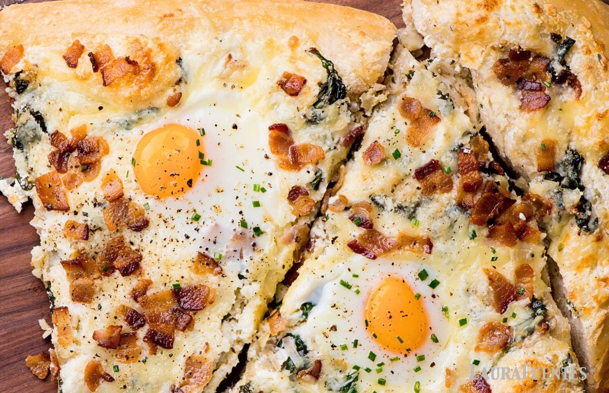 bacon and egg breakfast pizza slices