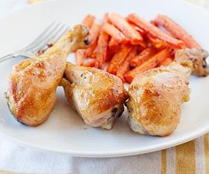 Image: baked chicken drumsticks on a white plate