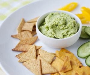Asian Edamame Hummus: The perfect snack to take on the go or eat at home with the kids. Full of veggies and taste delicious.