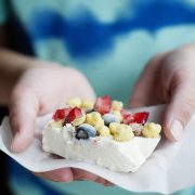 Frozen Yogurt Bark with Cereal and Fruit: the perfect cool snack on a hot day and after school! Quick and easy to make, and it's great to keep in the freezer.