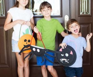 DIY Halloween Craft Bags - Super cute and easy Halloween crafts made with paper plates.