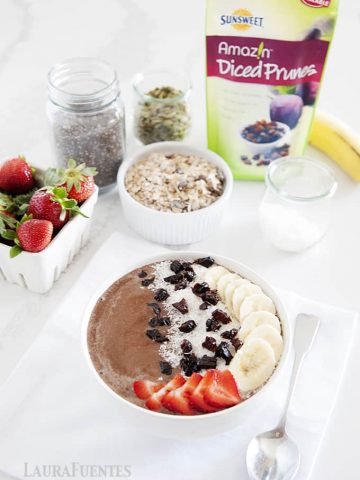 This High Protein Chocolate Smoothie Bowl Recipe is like eating dessert without the guilt! #ieatrightbecause