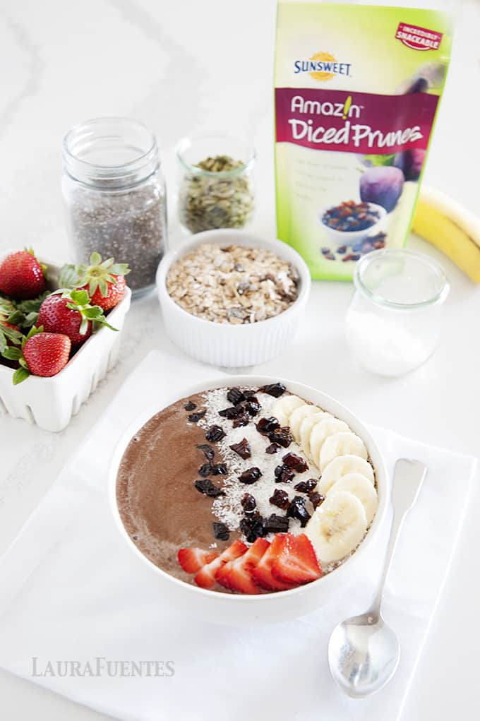 This High Protein Chocolate Smoothie Bowl Recipe is like eating dessert without the guilt! #ieatrightbecause