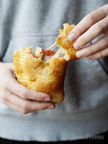 Pizza night just got a fun makeover with these easy homemade pizza pockets, or calzones, that you can make from scratch with the kids!