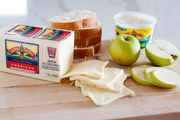 These 5 epic grilled cheese sandwiches are the perfect way to revamp leftovers for dinner! And they can be sent to school in a lunchbox for the ultimate Back-to-School lunch.