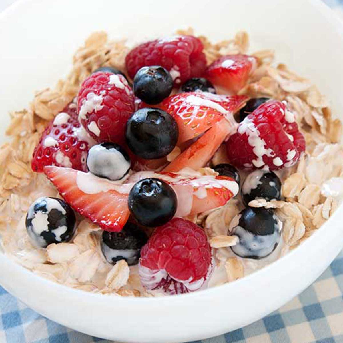 Cold Oatmeal with Berries FAST! Laura Fuentes