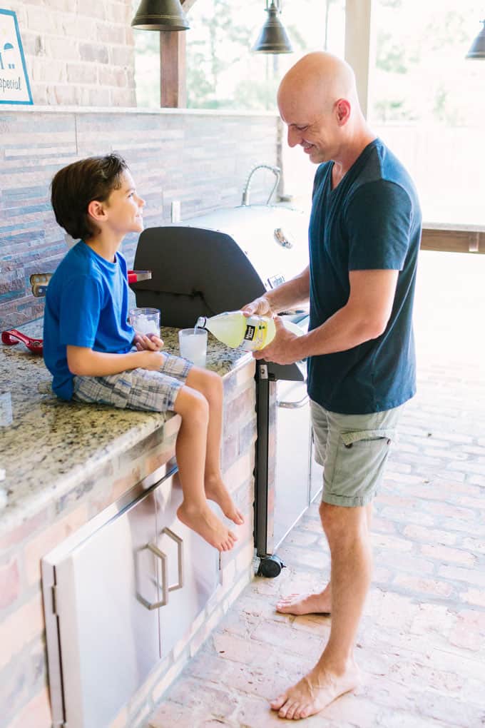 fuentes pouring lemonade