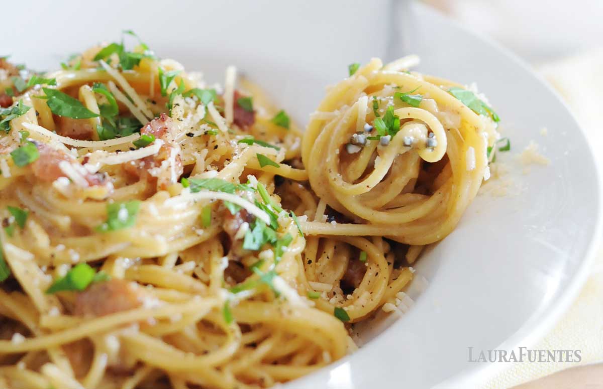 carbonara sauce and pasta in a bowl