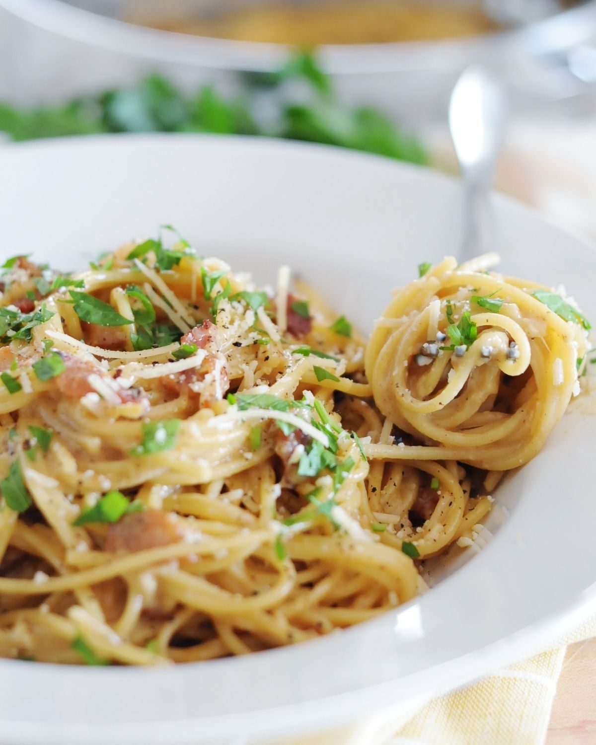 carbonara sauce and pasta in a bowl
