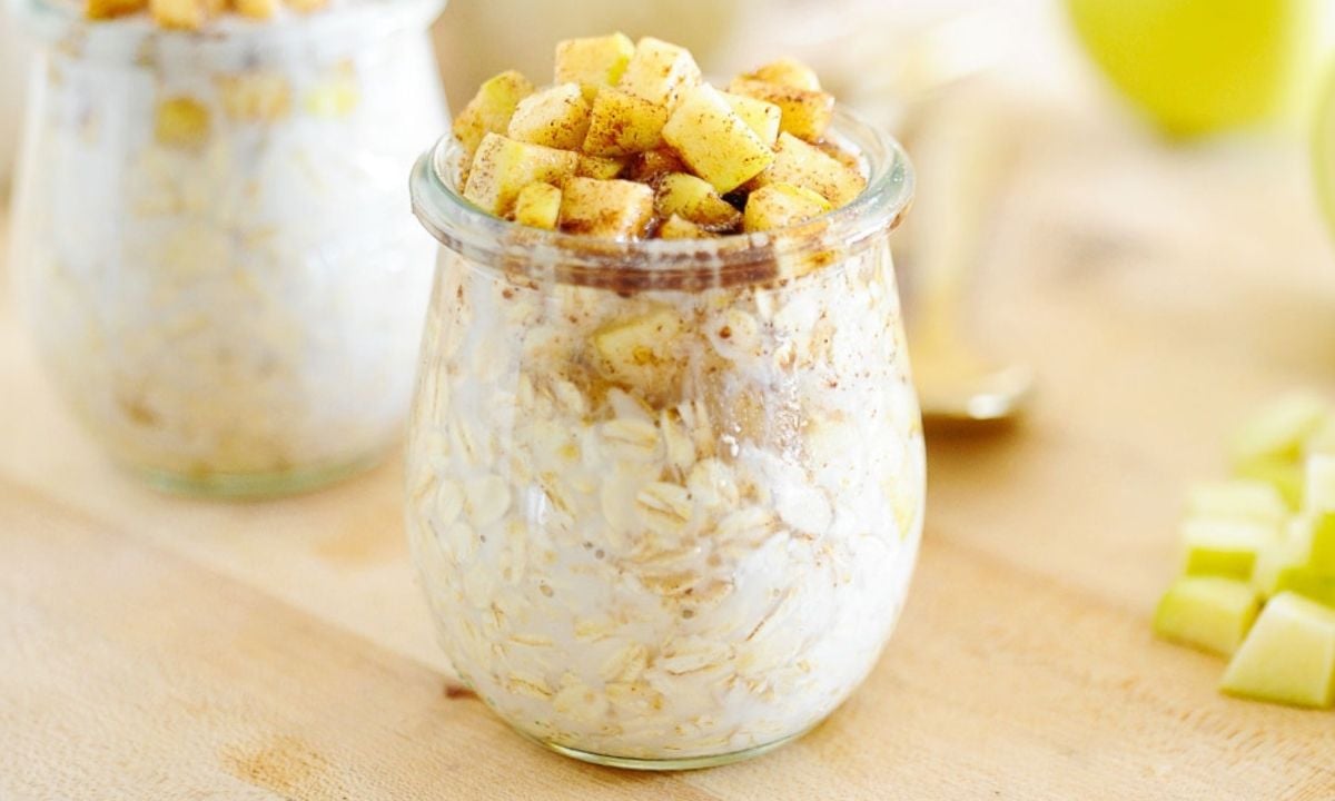 apple cinnamon overnight oats in a jar