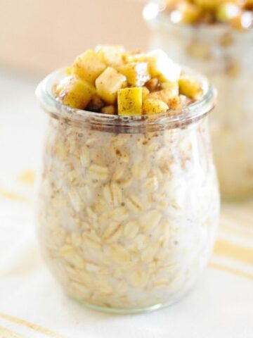 apple cinnamon overnight oats in a jar
