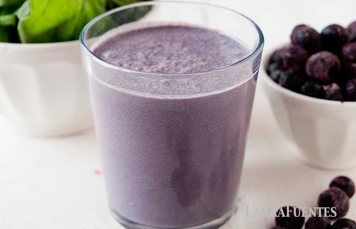 blueberry spinach smoothie in a glass