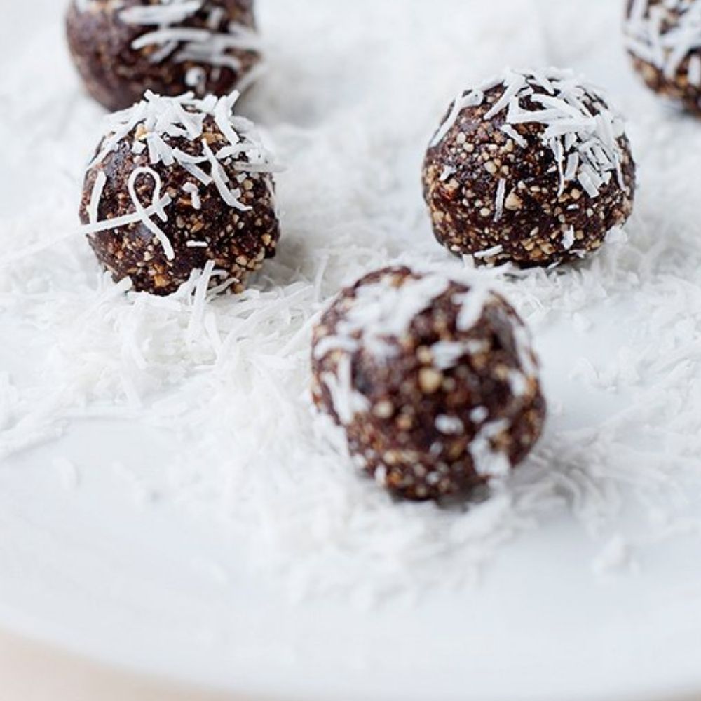 Low Carb Snacks (Sweet & Salty Options!) | Laura Fuentes