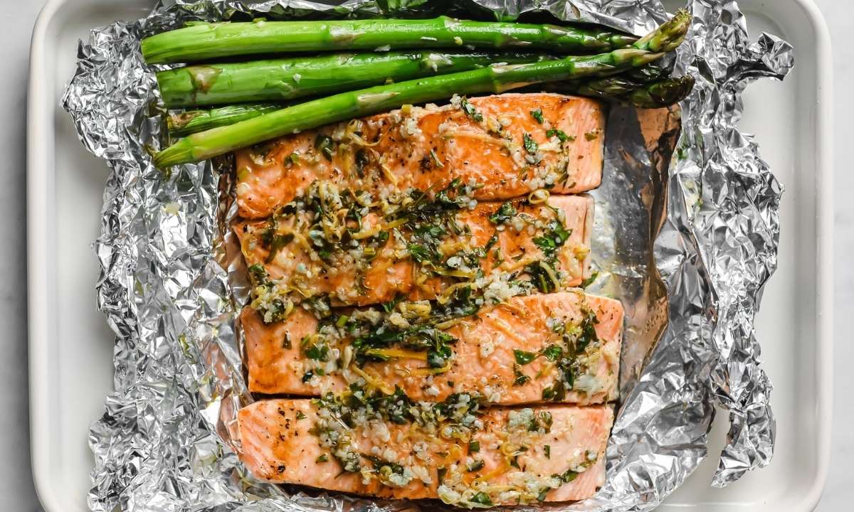salmon and asparagus baked in foil
