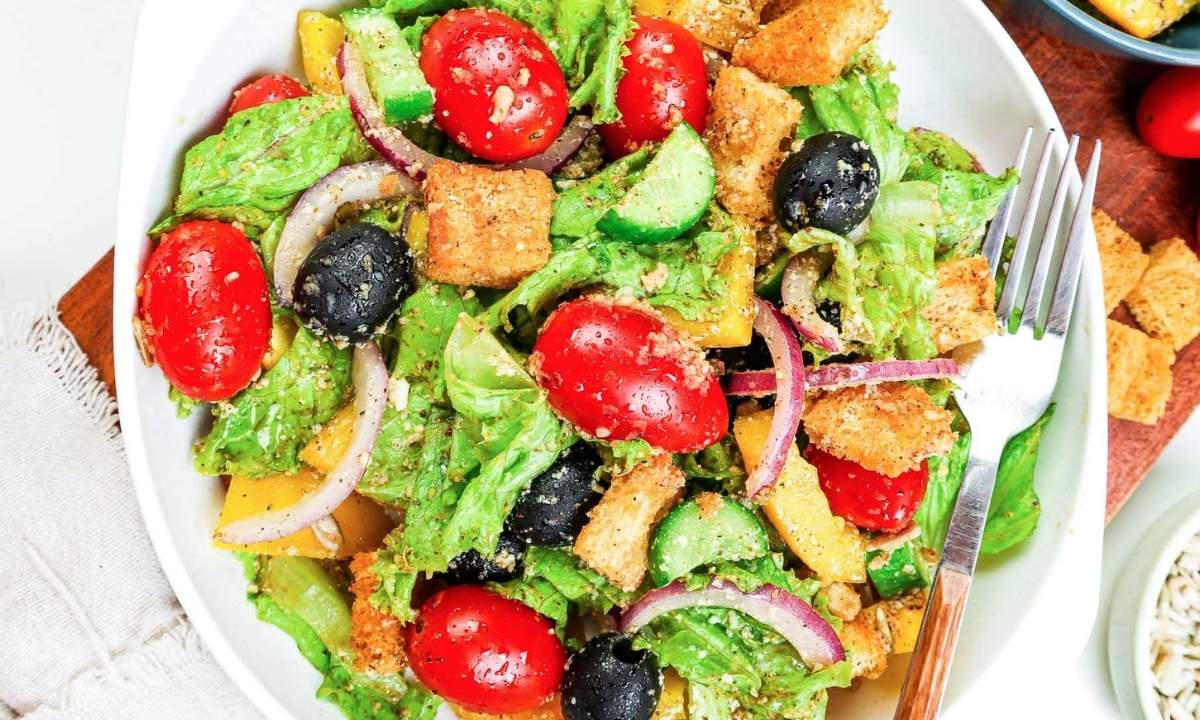 side salad with lettuce, tomato, olives, onion, and croutons