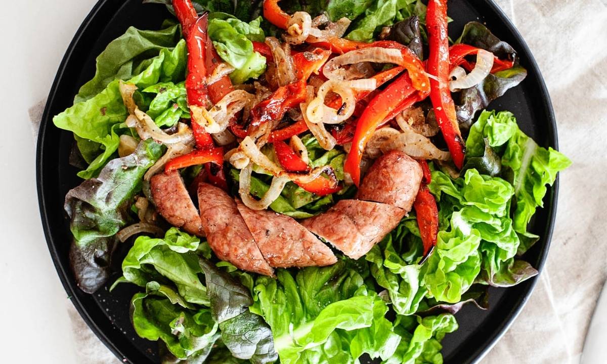 sausage salad with greens and bell pepper