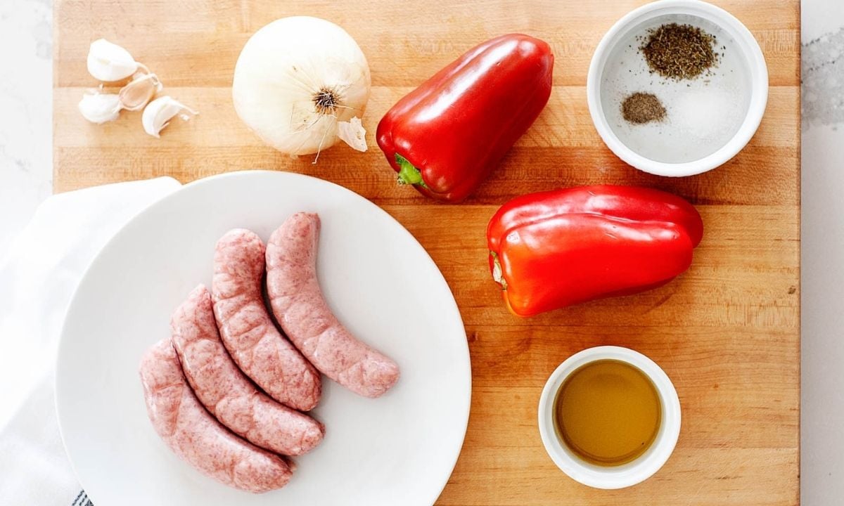 ingredients for the salad: onion, bell pepper, four sausages, garlic, and seasonings