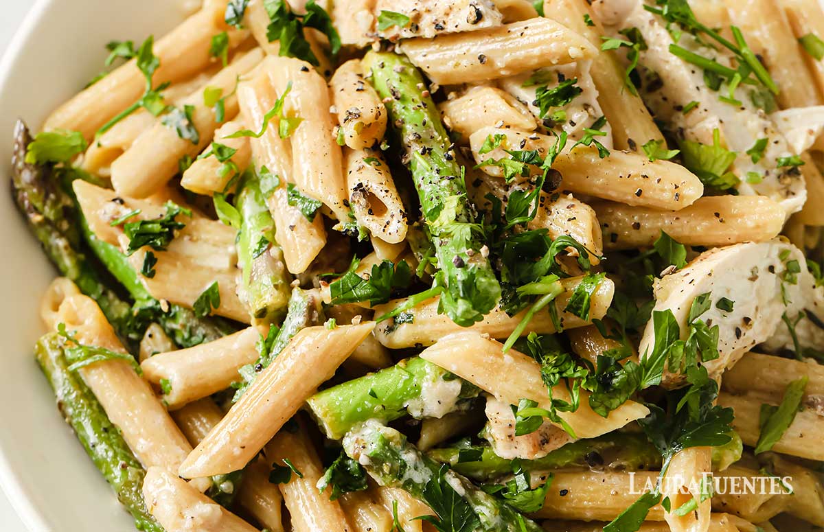 chicken asparagus pasta in a plate