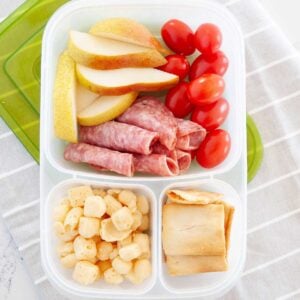 My boyfriend and I's lunches for the week. Adult lunchables with cheddar  cheese, honey ham, and roast beef complete with a chocolate treat lol.  (This is my first time meal prepping in