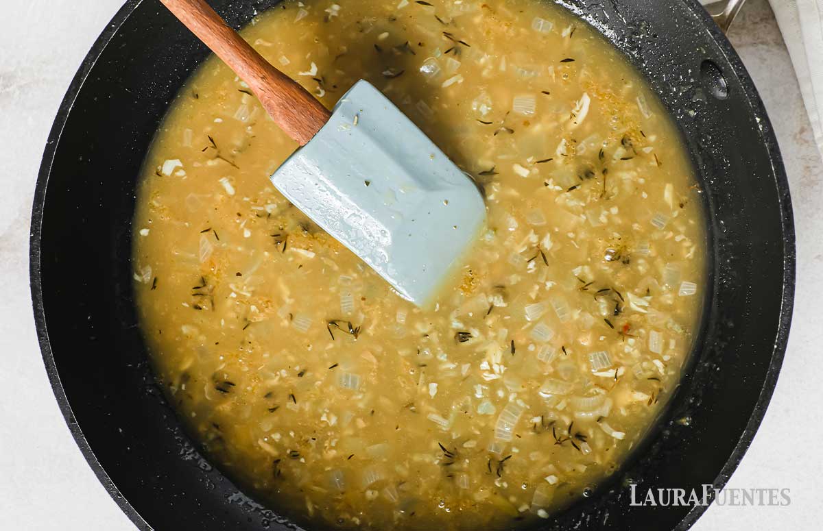 a pan with white wine sauce without cream