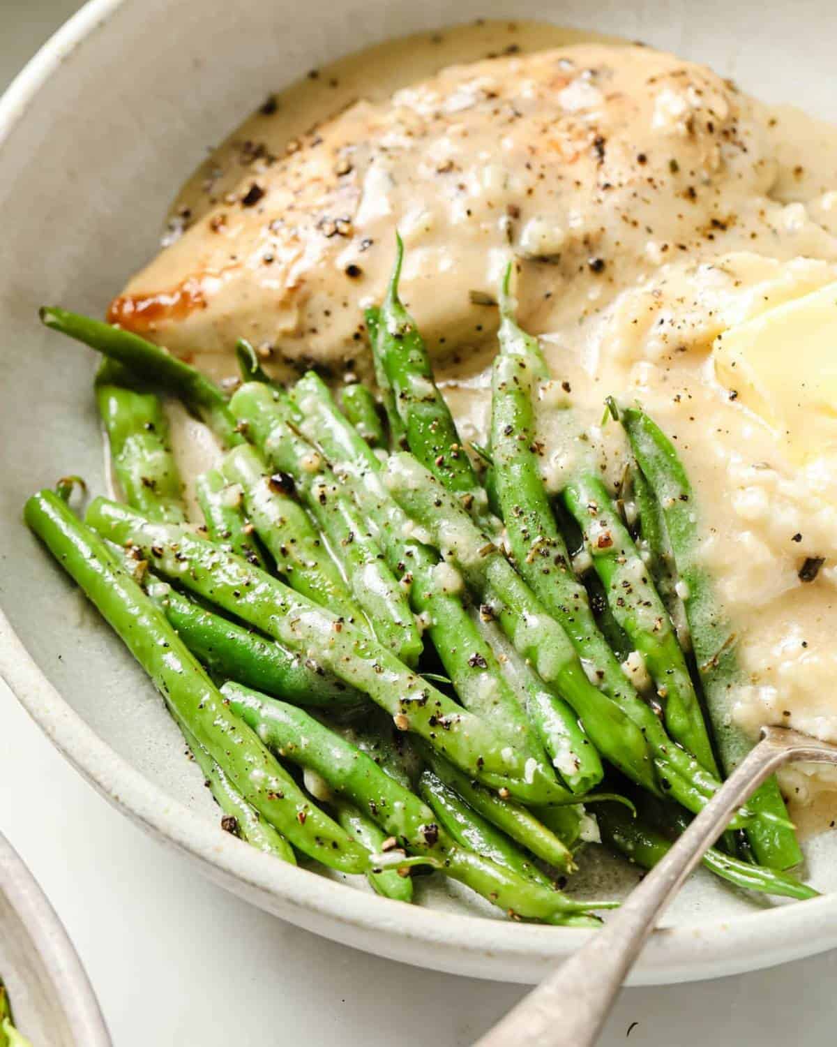 steamed green beans served with creamy chicken