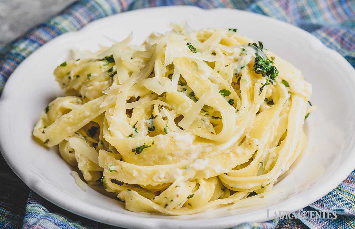 alfredo sauce pasta in a white bowl