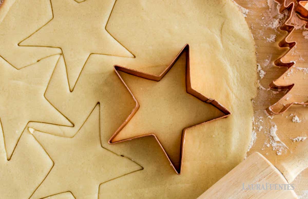 cutting out sugar cookie dough into star shapes