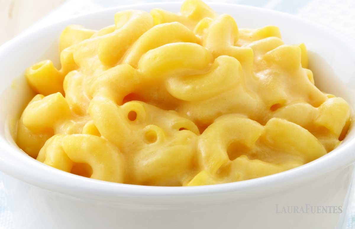 a white mug with macaroni and cheese