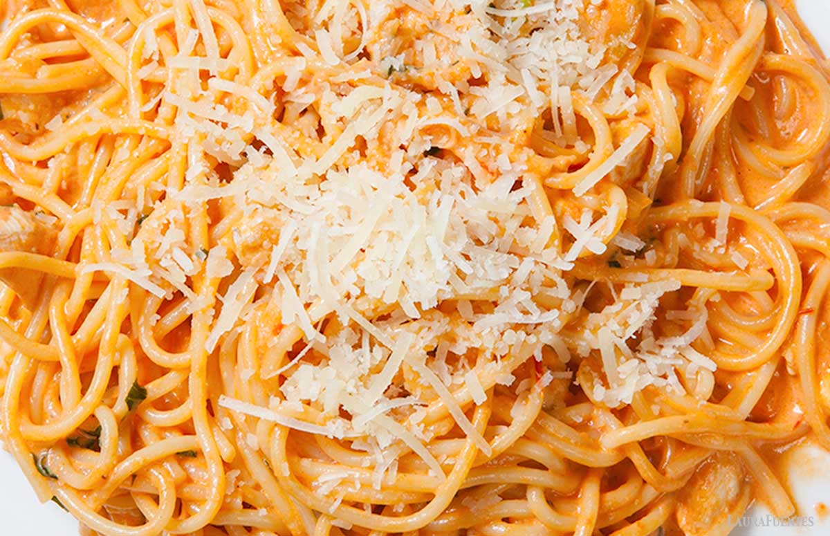 top view of spaghetti with cottage cheese tomato sauce