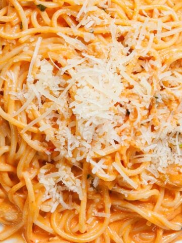 top view of spaghetti with cottage cheese tomato sauce