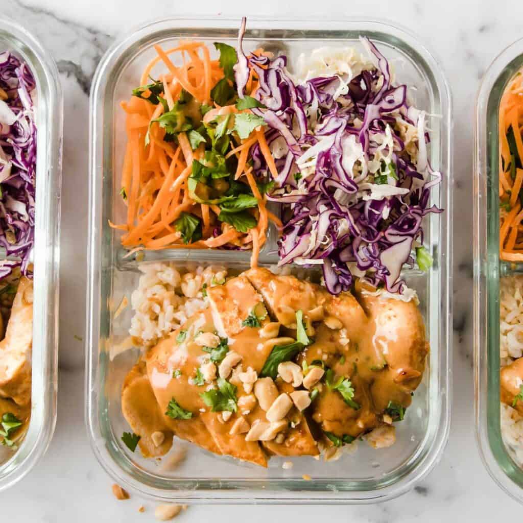 glass lunch container with thai chicken and veggies